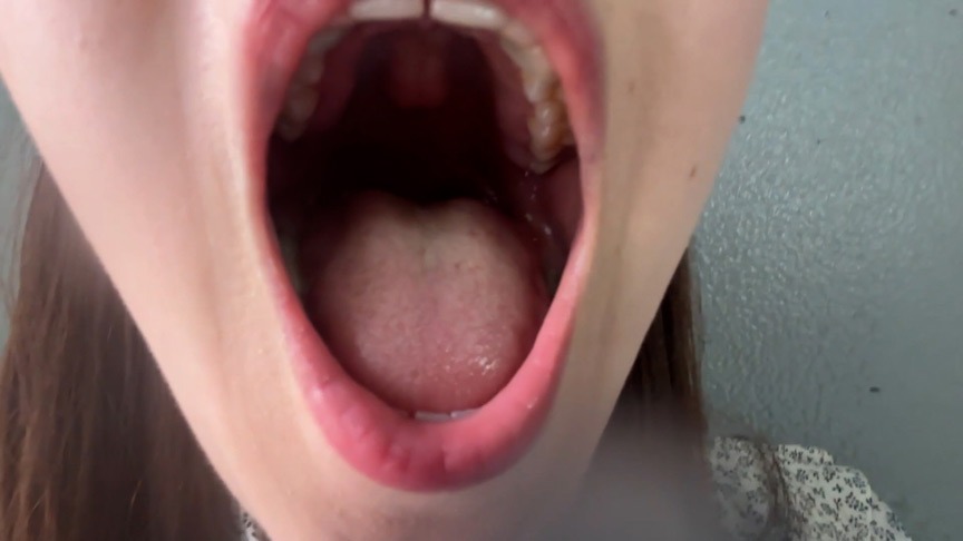 ロングスカート姿の素人あいるが人気のない場所で口腔を晒し、鼓膜を汚す実験の全体像。 - Wide shot of amateur Airu in a long skirt exposing her oral cavity and defiling eardrums in a deserted place.