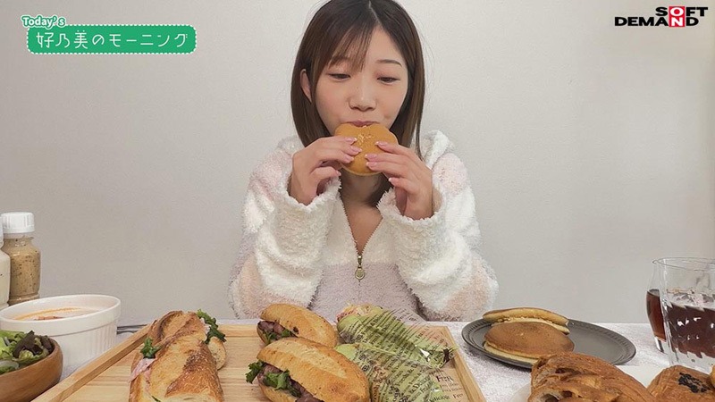 聴覚を支配され「食材」へと成り下がった家畜を嘲笑うデータアナリストくるみの冷徹な表情 - The cold expression of data analyst Kurumi sneering at the livestock reduced to "ingredients."