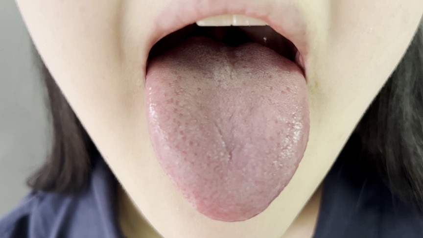鼓膜侵食をもたらすバイノーラルマイクに至近距離で息を吹きかけるりか - Rika blowing her breath at close range into a binaural mic for eardrum invasion.