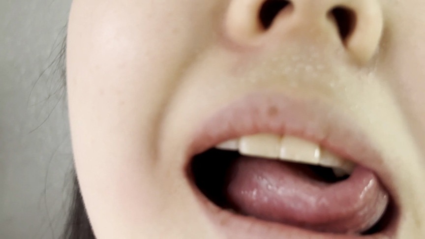 粘着質な唾液と舌の動きを至近距離で捉えた口内接写の瞬間 - A close-up moment of the mouth capturing sticky saliva and tongue movements.